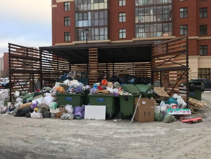 В Петербурге мусорные кучи начали сползать на автотрассы и тротуары