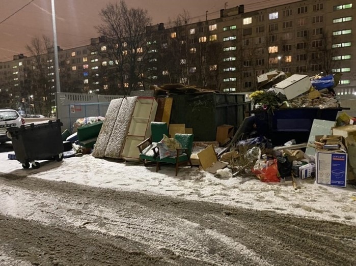 В Петербурге мусорные кучи начали сползать на автотрассы и тротуары
