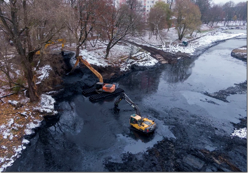 В Калининграде чистят городские водоёмы