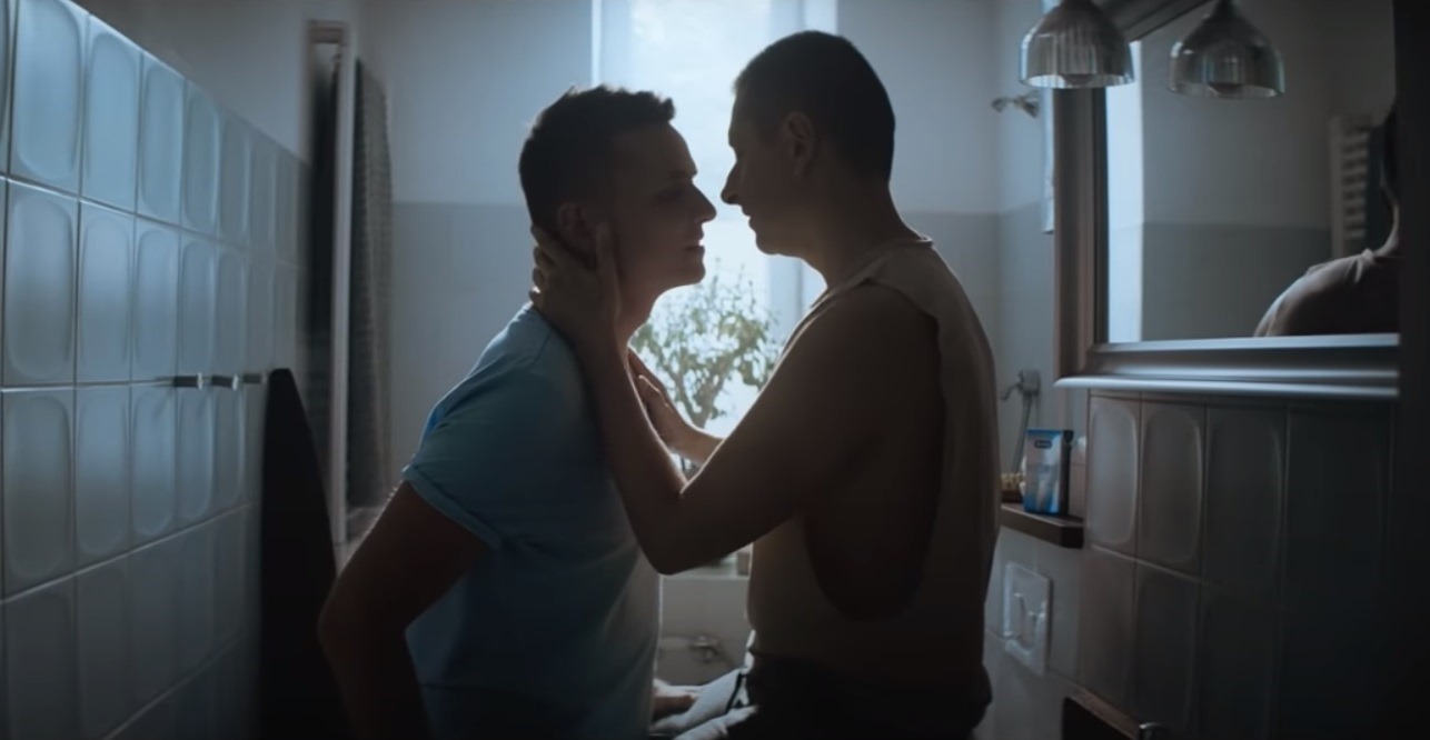 На польском ТВ показали рекламу презервативов с гей-парой. Разразился  скандал (видео) — Международное радио «Голос Балтии»