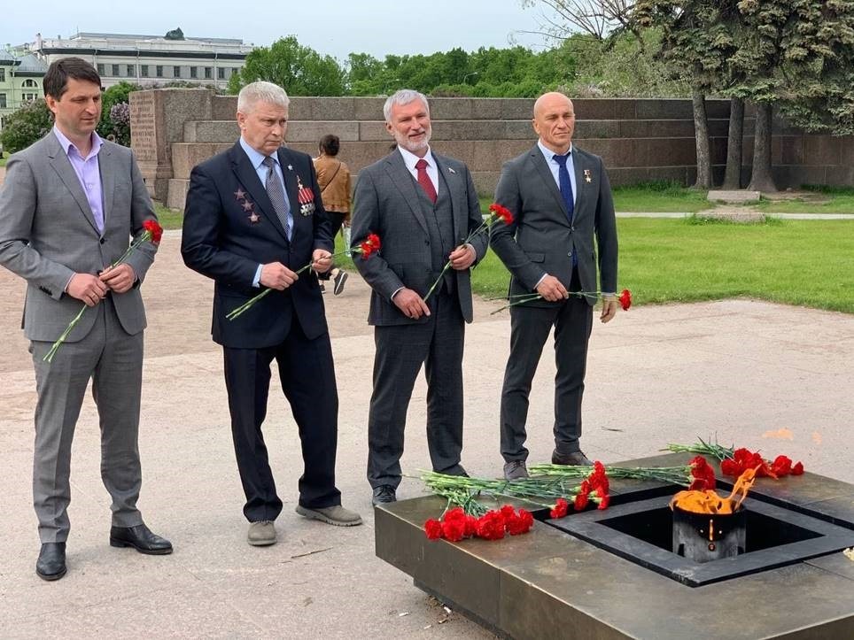 На Марсовом поле возложили цветы к мемориалу погибшим в ВОВ защитникам страны