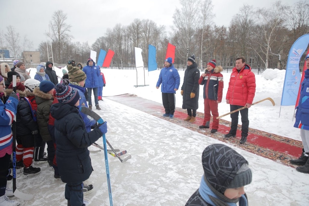 Депутат Михаил Романов посетил открытие самого большого ледового катка в Петербурге