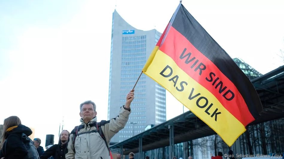 Каждый третий немец уверен, что живет при фальшивой демократии. На востоке ФРГ таких почти половина
