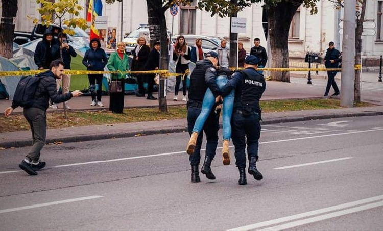 Жители Кишинёва все выходные протестовали и требовали отставки Майи Санду