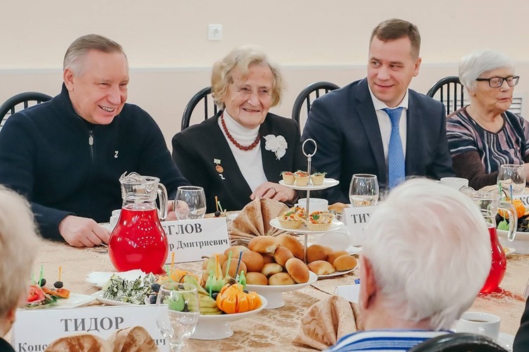 Беглов попиарился на чаепитии с пенсионерами из Карелии, забыв о проблемах блокадников Петербурга