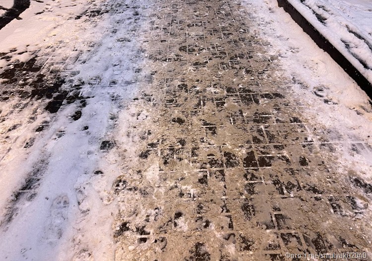 На «троечку»: блогер Смоляк указал на некачественную уборку снега в Петербурге