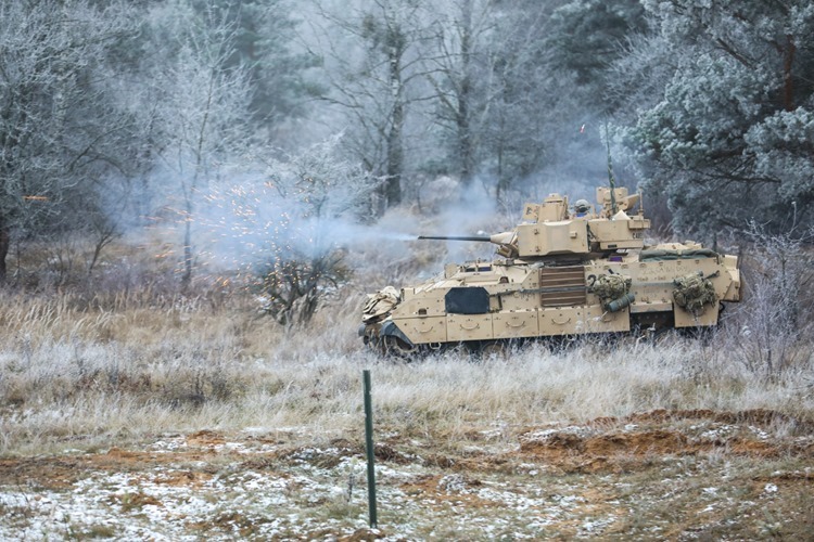 В Латвии будут постоянно дислоцироваться артиллерийские и авиационные подразделения США