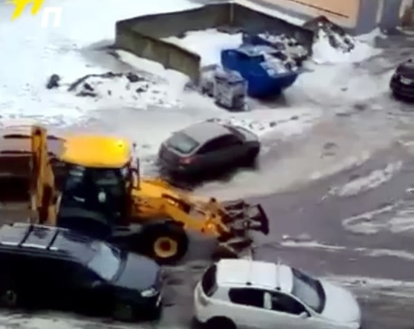 Продолжают шлифовать асфальт – петербуржцы заметили убирающих воду с улиц коммунальщиков