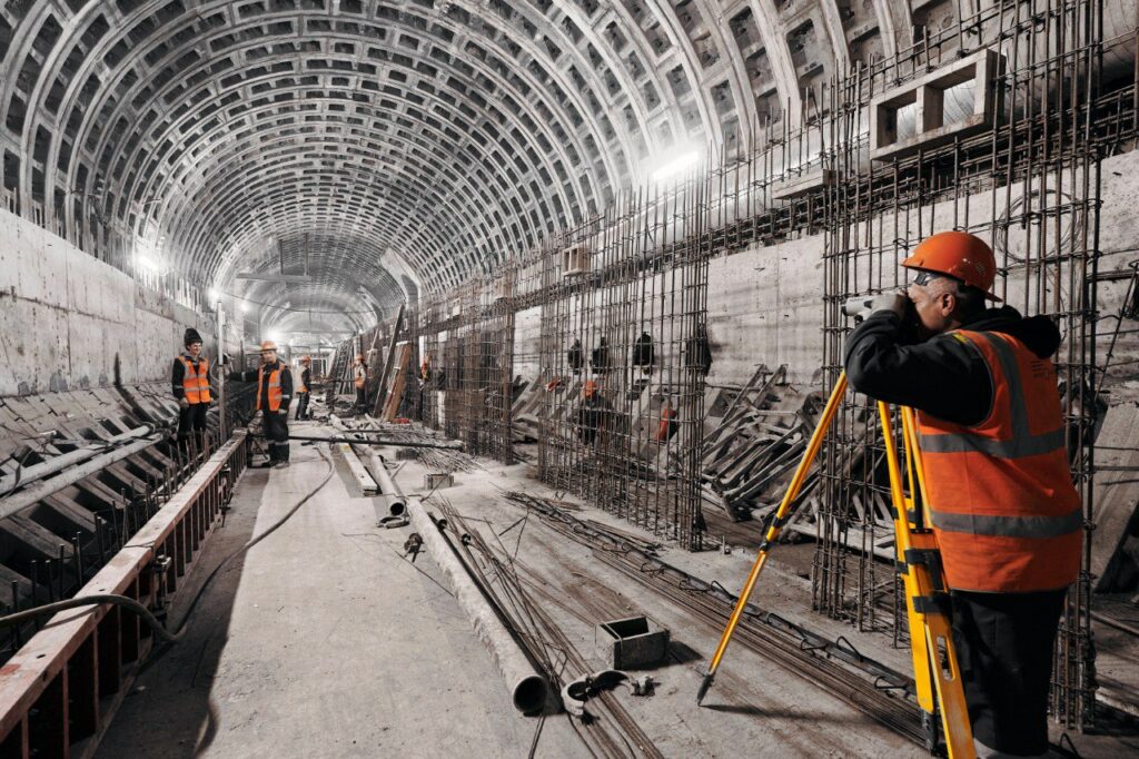 Жители Петербурга сомневаются в открытии станций новой ветки метро через год