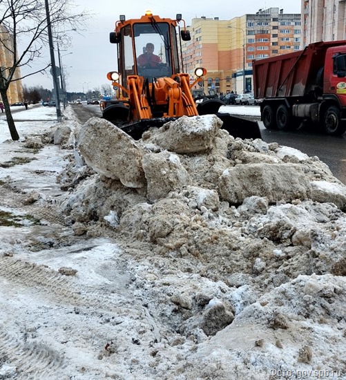 Инициированная Бегловым «реформа ЖКХ» не смогла «очистить» Петербург от снега - СМИ