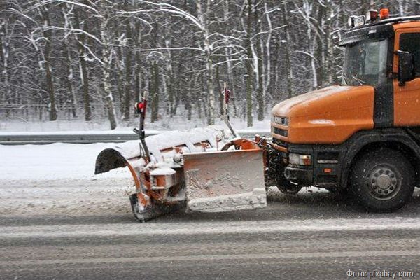 Менее 400 машин вывел Комблаг для борьбы со снегопадами в Петербурге 4 января