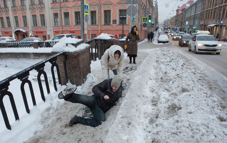 Блокадница рассказала об ужасной обработке тротуаров от льда в центре Петербурга