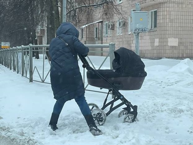 Улицы Петербурга после снегопадов превратились в непреодолимое препятствие для мам с колясками и маломобильных горожан