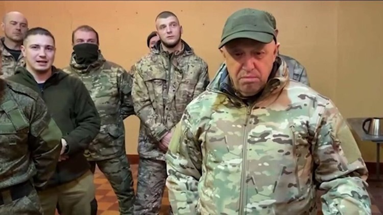 Не убивайте тысячи и десятки тысяч украинцев своими руками: Пригожин о приказе Зеленского удерживать Бахмут