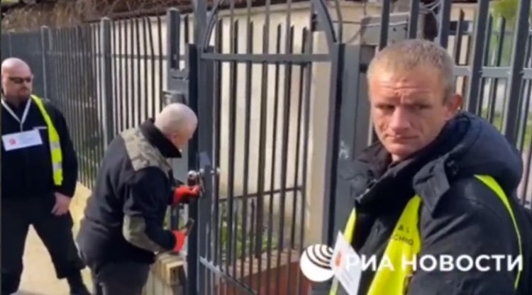 Мэрия Варшавы взломала ворота школы при посольстве России