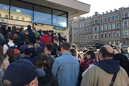 Петербургское метро вызвало недовольство туристов из-за продолжающегося после закрытия станций коллапса