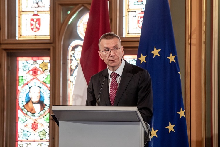 В Латвии избрали президентом министра-гея