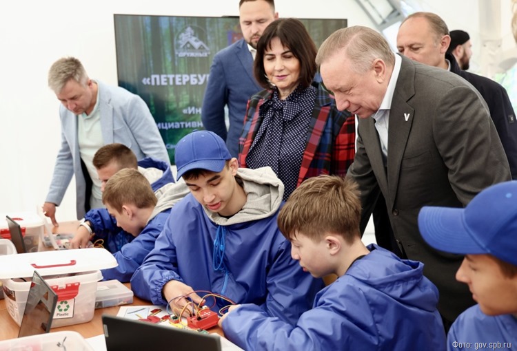 Губернатор Санкт-Петербурга встретился с юными мариупольцами в лагере «Дружных»