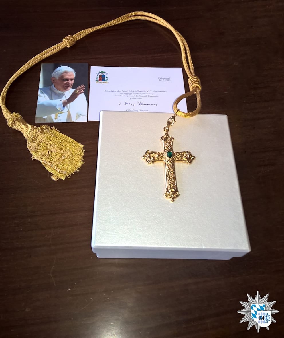 Из церкви в Германии похитили крест Папы Бенедикта