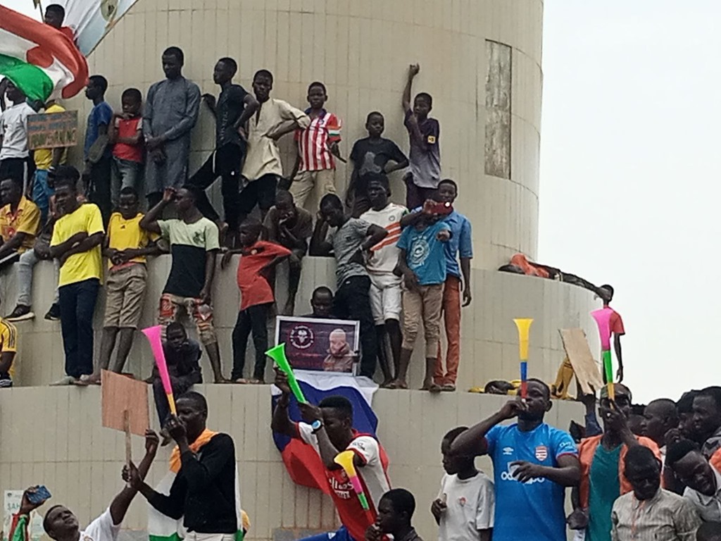 Тысячи участников и самодельные плакаты с ЧВК «Вагнер». Появились фото с митинга в Нигере