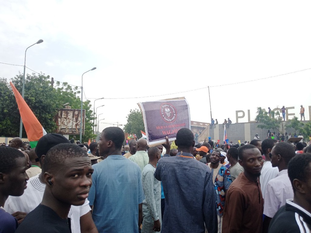 Тысячи участников и самодельные плакаты с ЧВК «Вагнер». Появились фото с митинга в Нигере