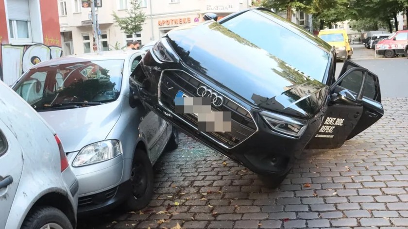 В Берлине юноши на каршеринговом автомобиле заехали колесом в окно другого авто