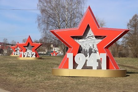 Вагоностроители подарили Тихвину Аллею Звезд