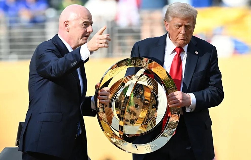 Трамп присвоил главный трофей клубного чемпионата мира по футболу