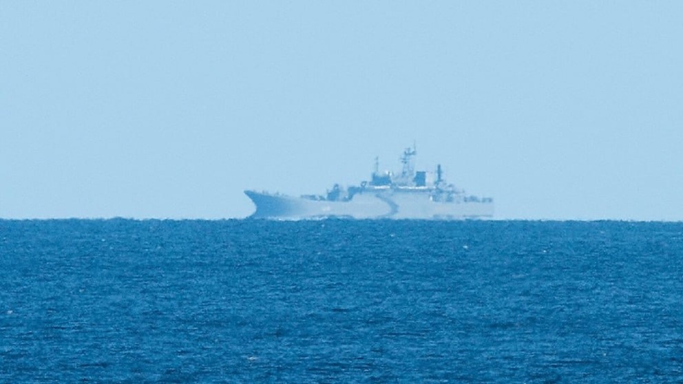 Российский десантный корабль у немецкого побережья вызывает повышенное внимание