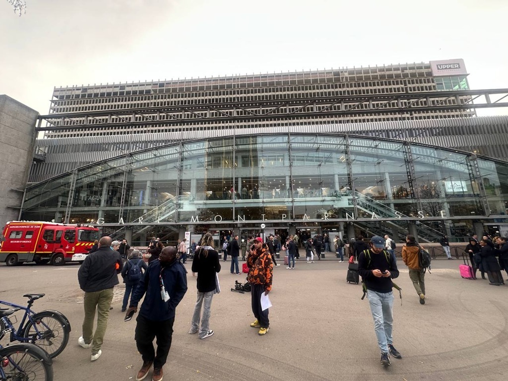 На вокзале Монпарнас в Париже полиция ранила вооружённого ножом мужчину