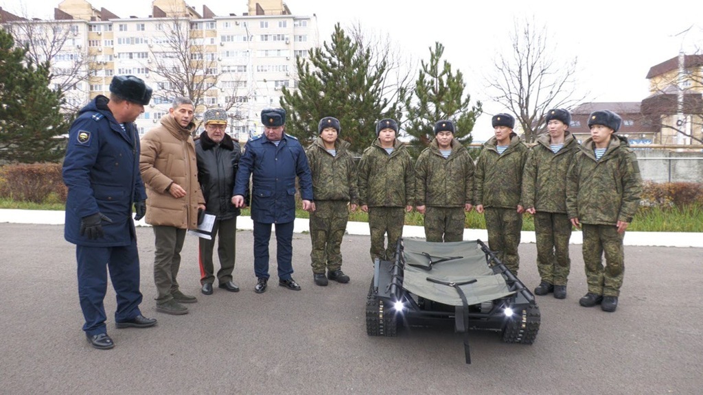 Гражданская инициатива: ставрополец Александр Брух подарил десантникам «робота-носильщика»