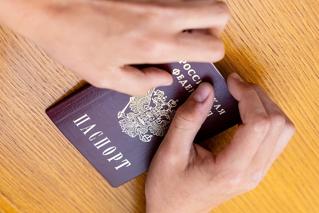 ЕС ужесточает правила: Польша и Германия перестанут принимать старые загранпаспорта РФ