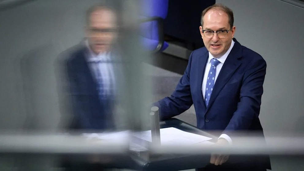 Министр внутренних дел Германии выступил против запрета АдГ