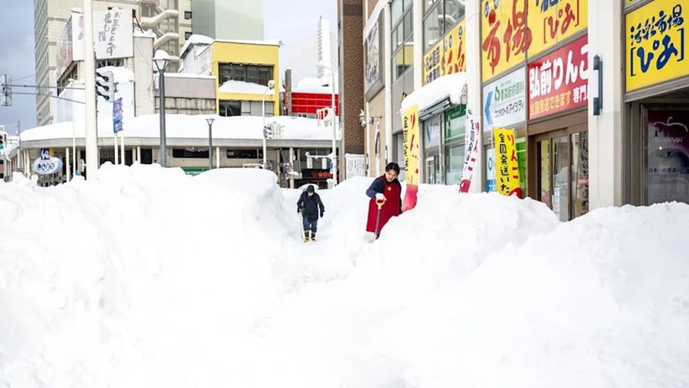 Япония под снегом: 46 погибших и армия на расчистке улиц